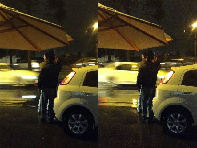 Pessoa com guarda chuva de noite