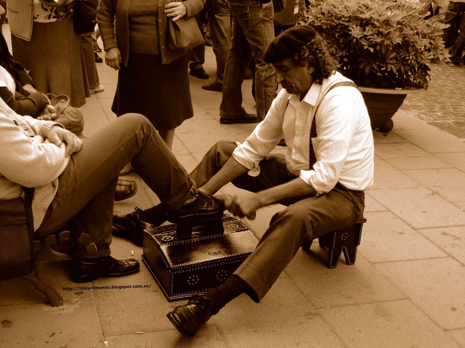 LOLA Y SU MUNDO EL LIMPIABOTAS