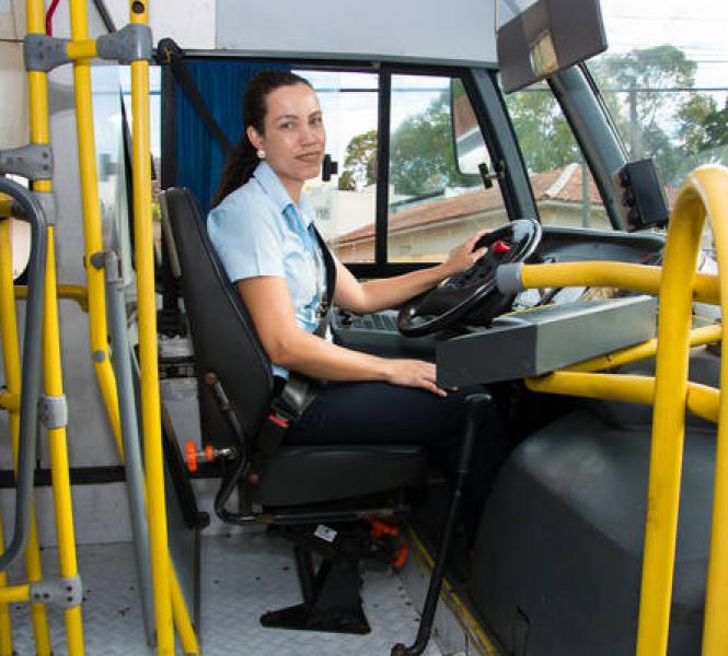 Paraná: Transporte público de Apucarana tem 1ª mulher motorista em 45 anos 1 Gisele%2BCristina%2BSerafim%2Bda%2BSilva%2Bdirige%2Bmicro %25C3%25B4nibus%2Bda%2Blinha%2BAdriano%2BCorr%25C3%25AAaCentro%2BFoto%2BTNOnline