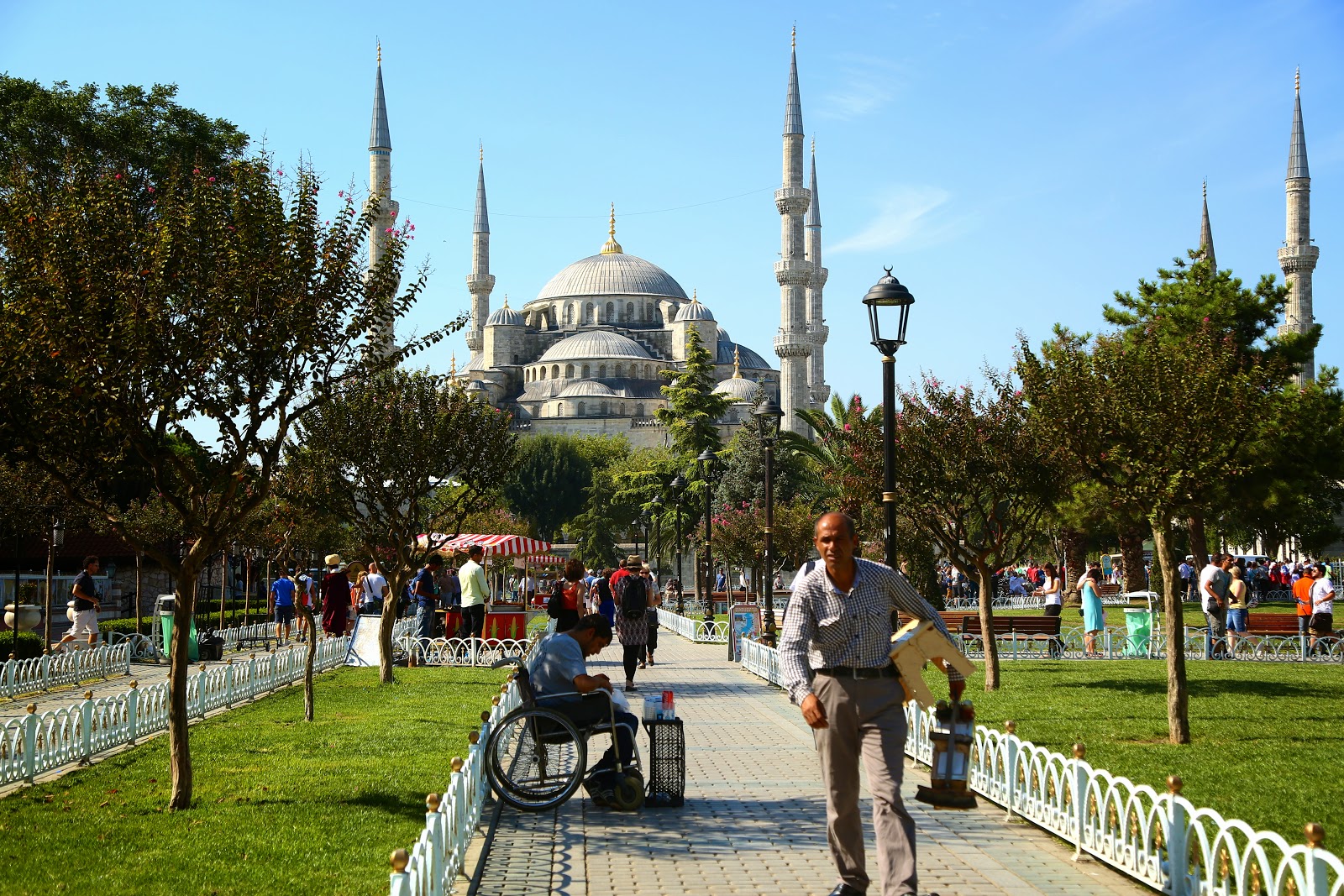 Стамбул гайс 0.65. Площадь Султанахмет в Стамбуле. Ипподром Стамбул Султанахмет. Площадь и мечеть Султанахмет. Мечеть Султанахмет шпиль.