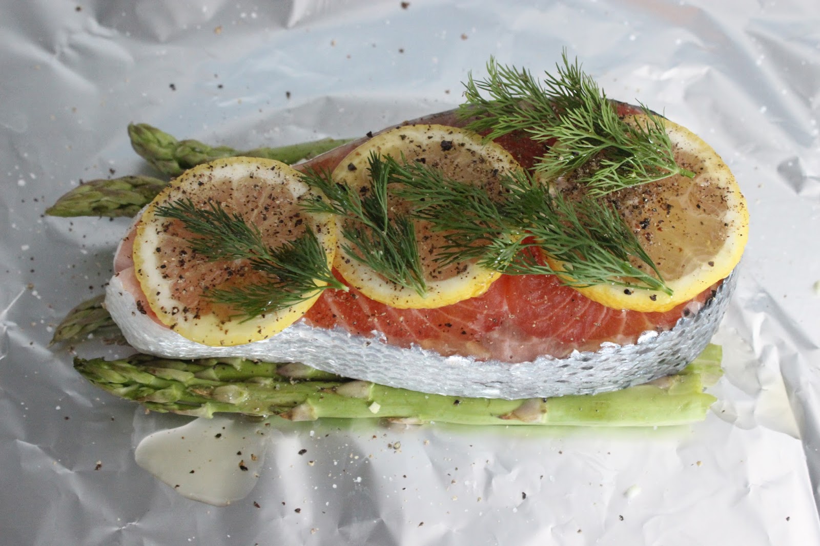 Salmón en "papillote", con Espárragos Verdes Las Recetas de Marichu