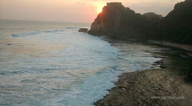 pantai nguyahan gunungkidul