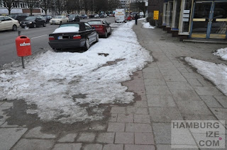 © hamburgize.com / Stefan Warda - "Geräumter Radweg" Fake-Winterdienst: "Geräumter Radweg" Barmbeker Straße
