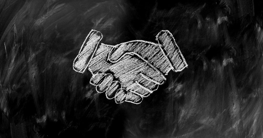 Kenapa sih Kita Harus Saling Maaf Memaafkan? 3 shaking hands KEPSIR Kenapa sih Kita Harus Saling Maaf Memaafkan?
