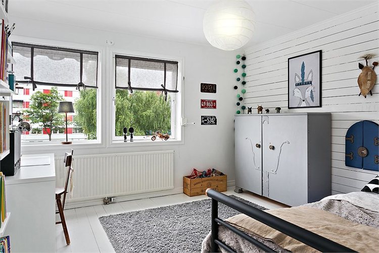 dormitorio infantil juvenil niño estilo nordico decoracion nordica muebles ikea alfombra guirnalda luces blanco interiorista barcelona alquimia deco