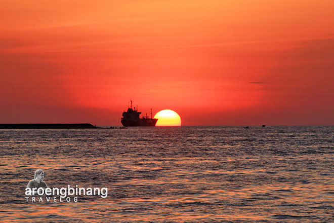 senja di dermaga kayu fort rotterdam makassar