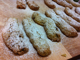 le mille forme dell'amore: biscotti con crusca di avena nocciole e uvetta