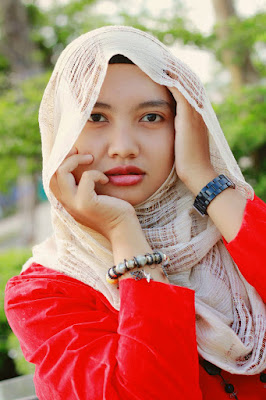 Jilbab OOTD dengan Headscarf and Red Blouse lebut wajah putih mulus dengan resep alami air wudhu