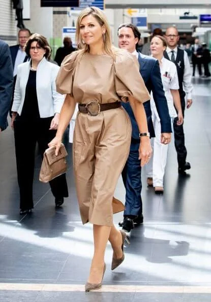 Queen Maxima wore H&M dark-beige blloon-sleeved dress