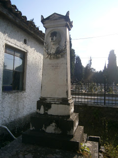 το ταφικό μνημείο του Αλέξανδρου Καζαντζή στα Ιωάννινα