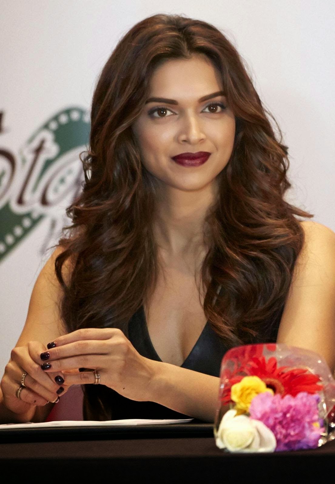 High Quality Bollywood Celebrity Pictures Deepika Padukone Sexy Cleavage Show At Slam The Tour