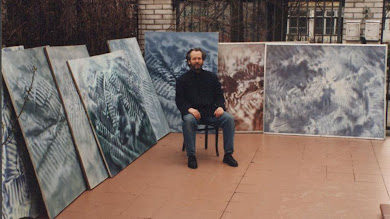 Stefan Żuchowski na tle swoich obrazów