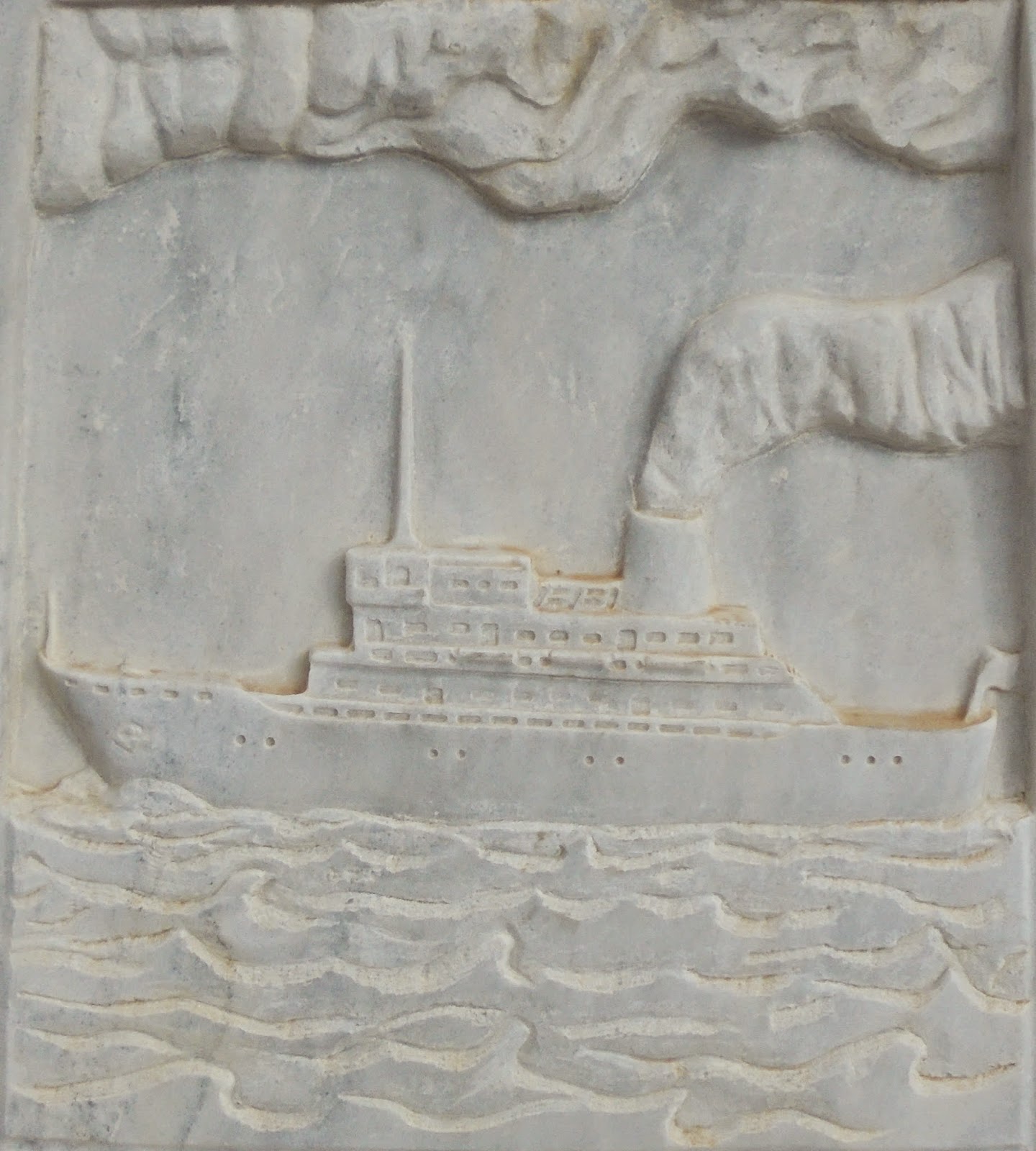 το μνημείο Ανδριωτών ναυτικών στο Γαύριο της Άνδρου