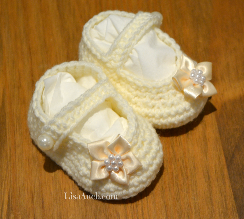 Free Crochet Pattern for Baby Booties with a Strap For a Girl 