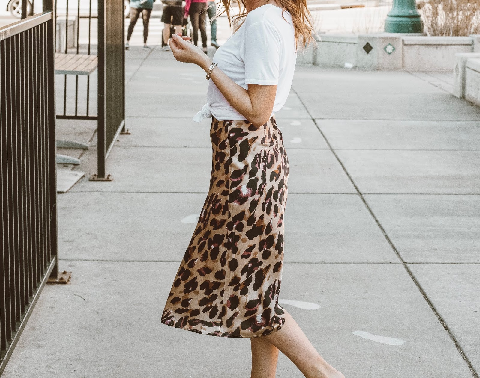 knotted white tee leopard skirt