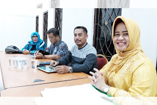 Tuti Sukarni (kiri), ketua IBKS dengan Dr.Minhajul – Kepala LPMP NTB bersama ketika Rapat Evaluasi Kegiatan Psiko Edukasi untuk Siswa dan Guru,Kepsek, Pengawas, Pengurus MGBK dan Orang tua korban Gempa Lombok.