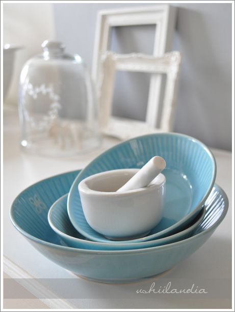 błękitne dodatki kuchenne - stare miski ceramiczne