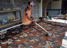 Sumber : antarafoto.com Seorang pemuda sedang mengecap batik tembakau