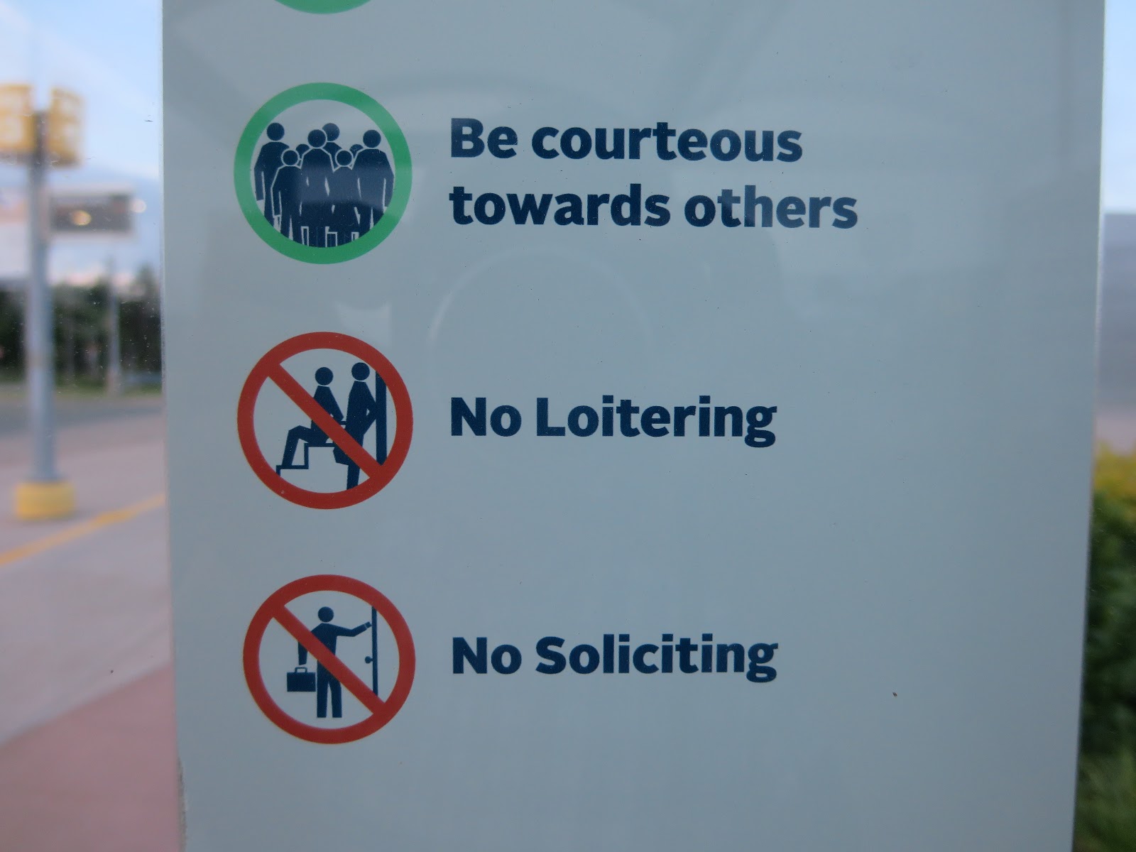 なんちゃって英会話: No Loitering ってどういう意味？No Soliciting ってどういう意味？