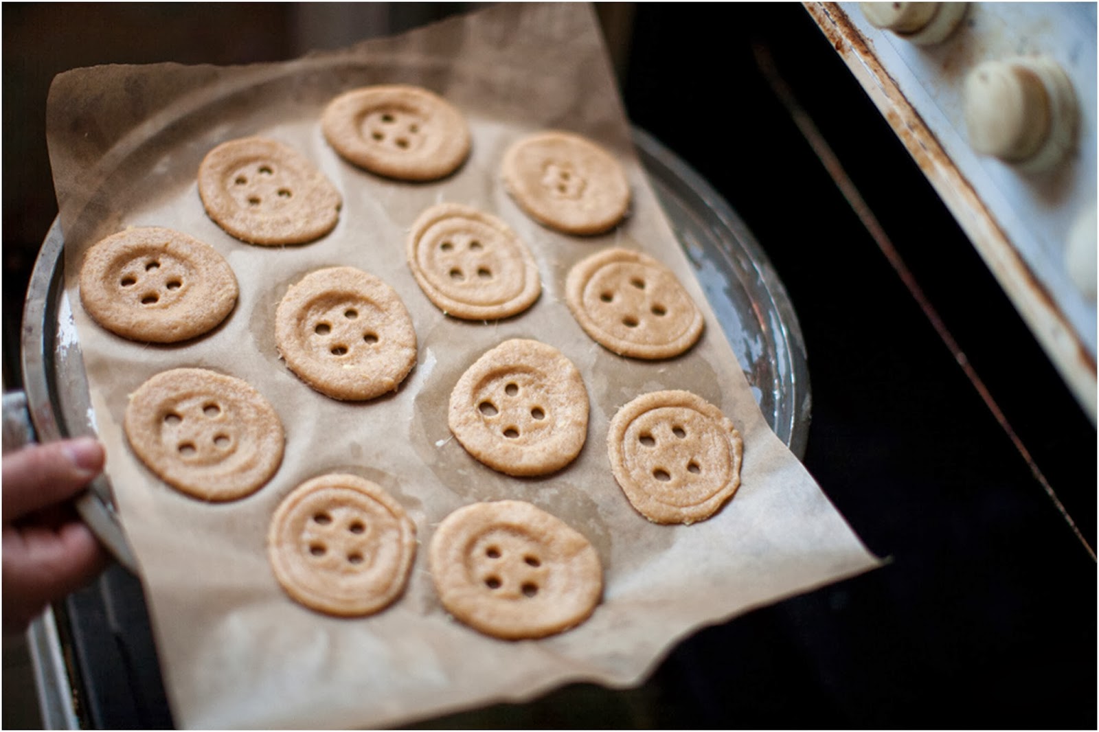 Смешные печеньки. Достать печеньки. Печенька в чае. Печенье на противне. Достать печеньки.