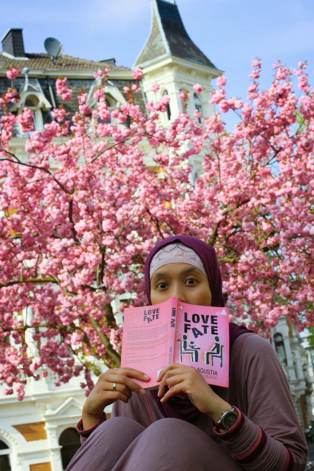 Tia dan buku love fate karangannya