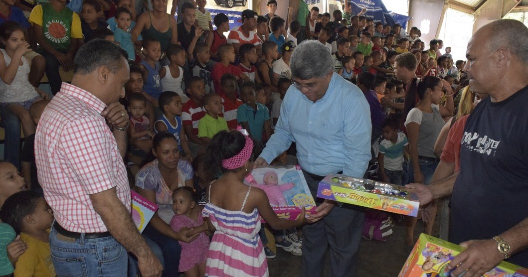 DominicanAldia.Com : Fernando Rosa entrega juguetes a cientos niños