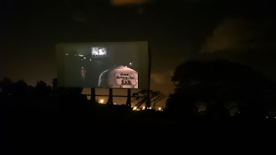 Assistindo ao Último Cine Drive-in no último cine drive-in