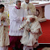El Papa resbala y cae durante misa en Polonia
