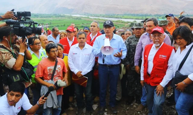 Martín Vizcarra inspecciona zonas afectadas por huaicos en Aplao, Arequipa.