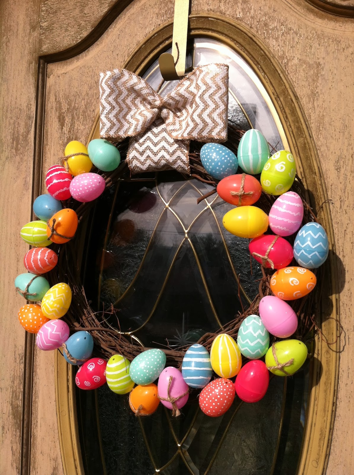 Burlap and Bananas 5 Plastic Easter Egg Wreath DIY!