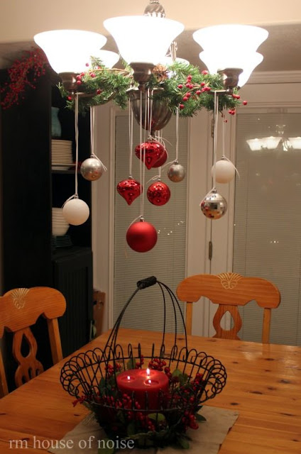 Lustre decorado com bolas e ramos de azevinho