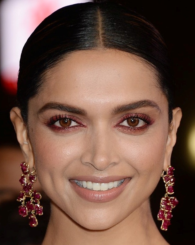 Hindi Actress Deepika Padukone Face Close Up Photos