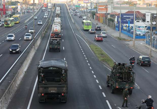 Carros do Exército escoltam caminhões-tanque na BR-116 em Canoas (RS) 