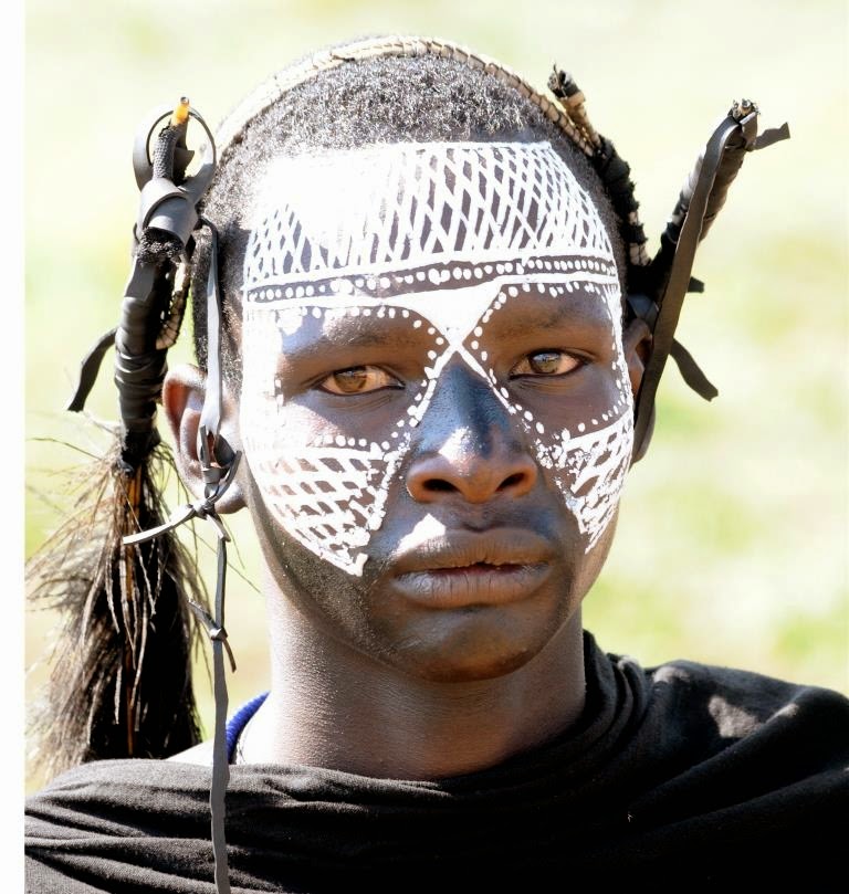 houtskool tekeningen, gezicht, Massai jongen, overgangsritueel, Massai gebruiken, witteverf op gezicht, Tanzania, Afrika, Oost-Afrika