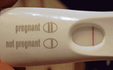 Lustiger Negativer Schwangerschaftstest Frau jubeln - Nicht schwanger