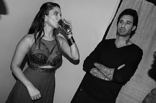 These photos of Sunny Leone drunk drinks are becoming viral on social media