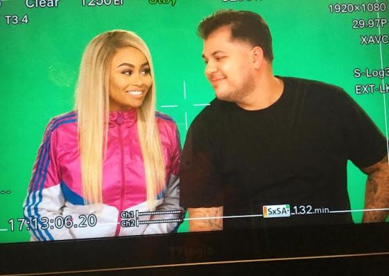 Anything wrong with this photo of Rob and Blac Chyna?