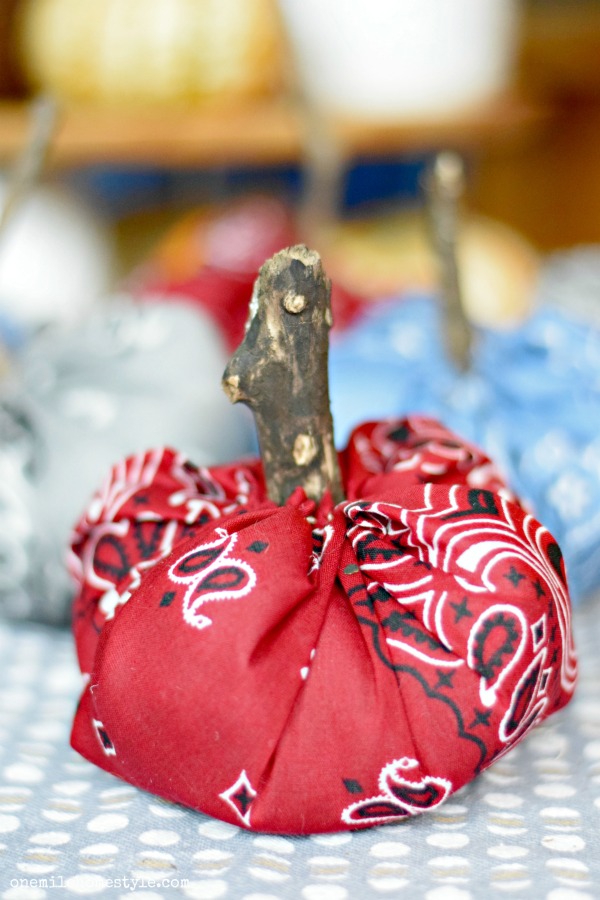 Add a fun fall touch to your farmhouse decor with these simple DIY fabric pumpkins made with bandanas!