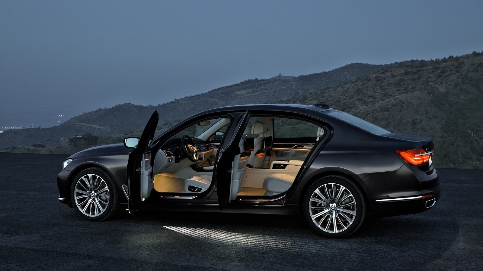 BMW 7serisi 2016 model araba ic tasarimi resimleri rooteto