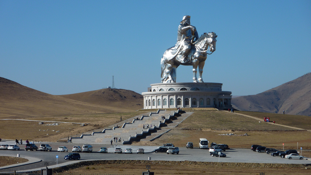 Столица улан батор страна. Статуя Чингисхана в Улан-Баторе. Памятник Чингисхану в Улан-Удэ. Памятник Чингисхану в Монголии в Улан Баторе. Монголия столица Улан Батор достопримечательности.