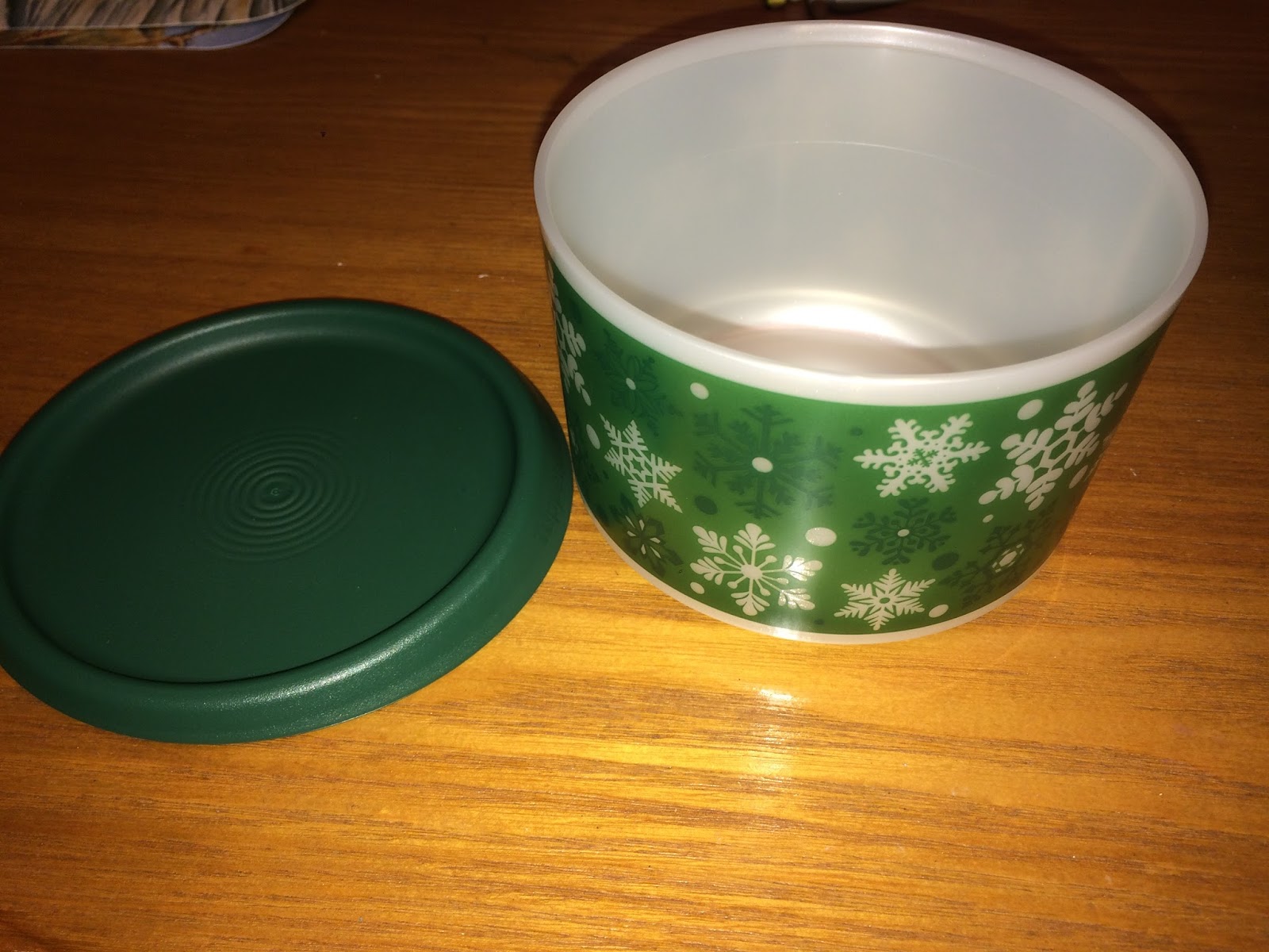 Tupperware TIS THE SEASON SNOWFLAKE 9.5-c COOKIE CANISTER 1-TOUCH NEW –  Plastic Glass and Wax ~ PGW