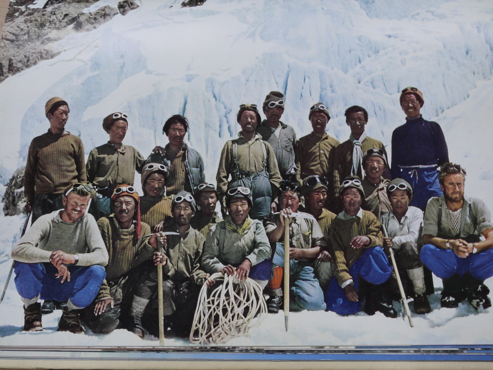 Первая экспедиция на эверест. Первое восхождение на Эверест 1953. Первые Покорители Эвереста 1953. Экспедиция 1953 года на Эверест.