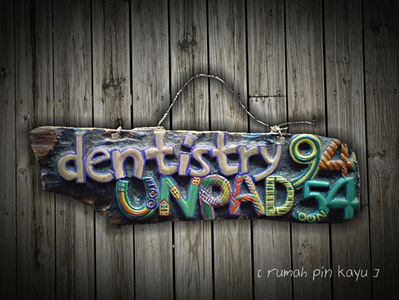 Papan Nama  Dentistry Penghias Pintu Rumah Pin Kayu