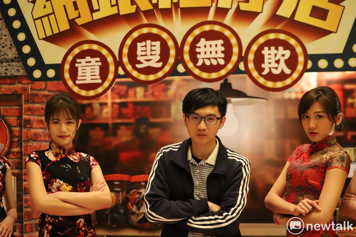 今（26）日網銀國際也舉行了尾牙，席開60桌，以「網銀柑仔店」為主題，員工們以復古打扮現身，而職業電競隊伍閃電狼的選手們也都現身會場。