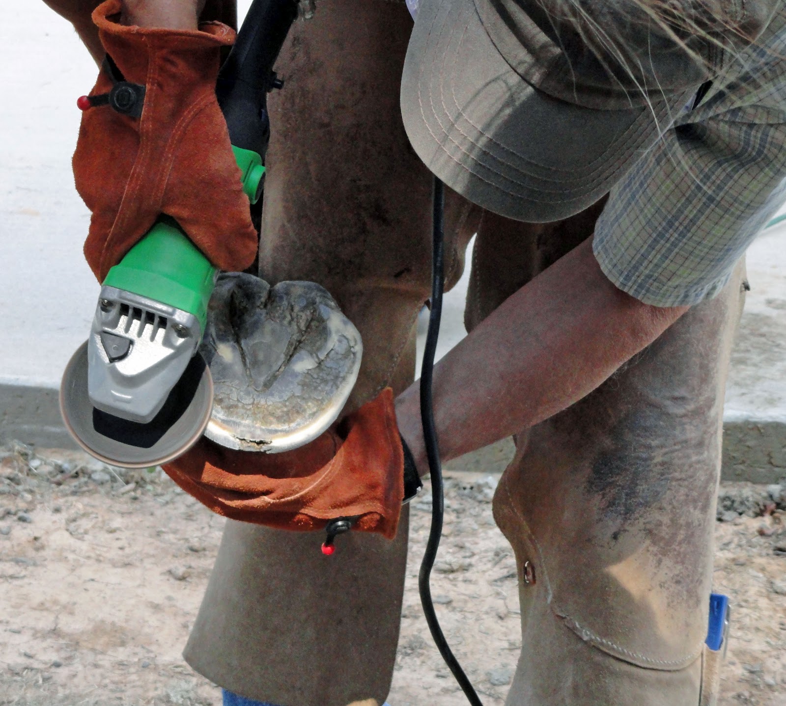 Mustang Dreams.... Trimming hooves with an angle grinder...