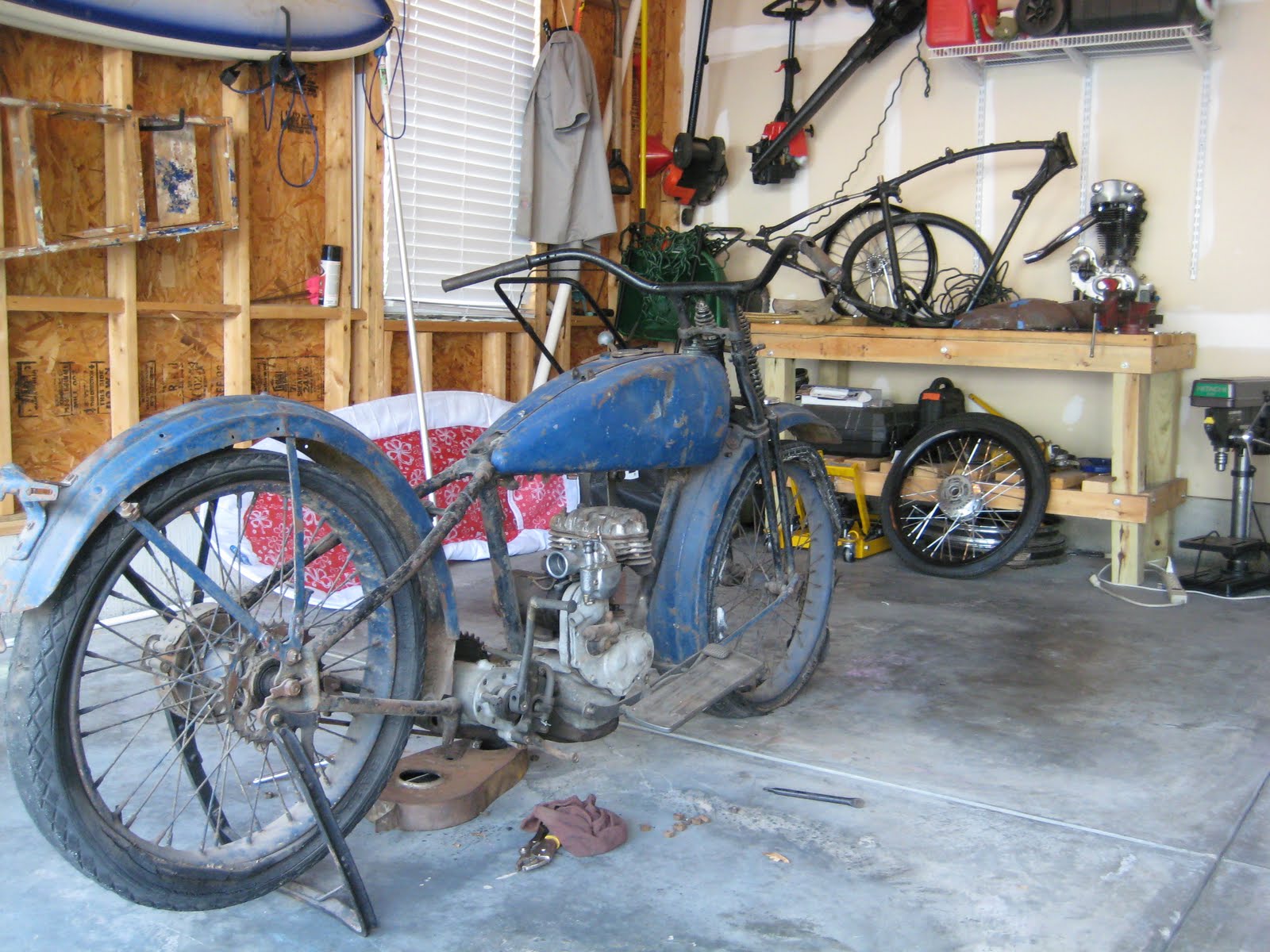 The Busted Knuckle Pics of the 1926 Harley Single B as I got it.