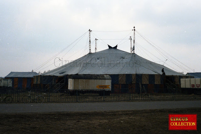 chapiteau et roulotte du cirque Busch, circus tent and circus Busch