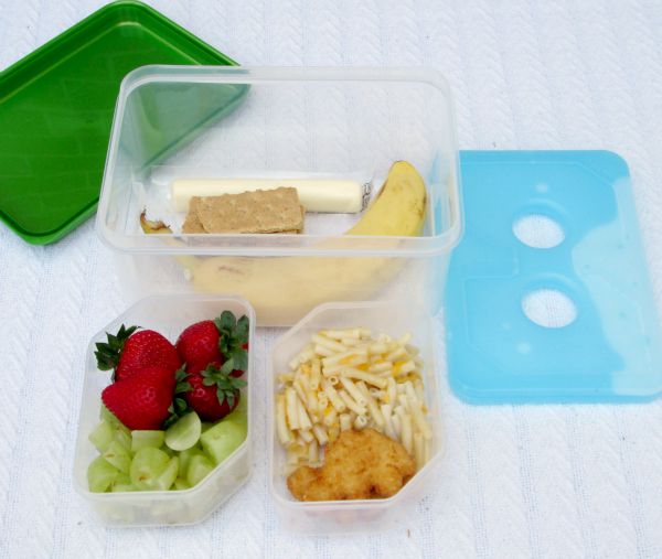 How to pack the perfect daycare bag for the baby or infant of a working mom: Packing lunch for a toddler in a bento box