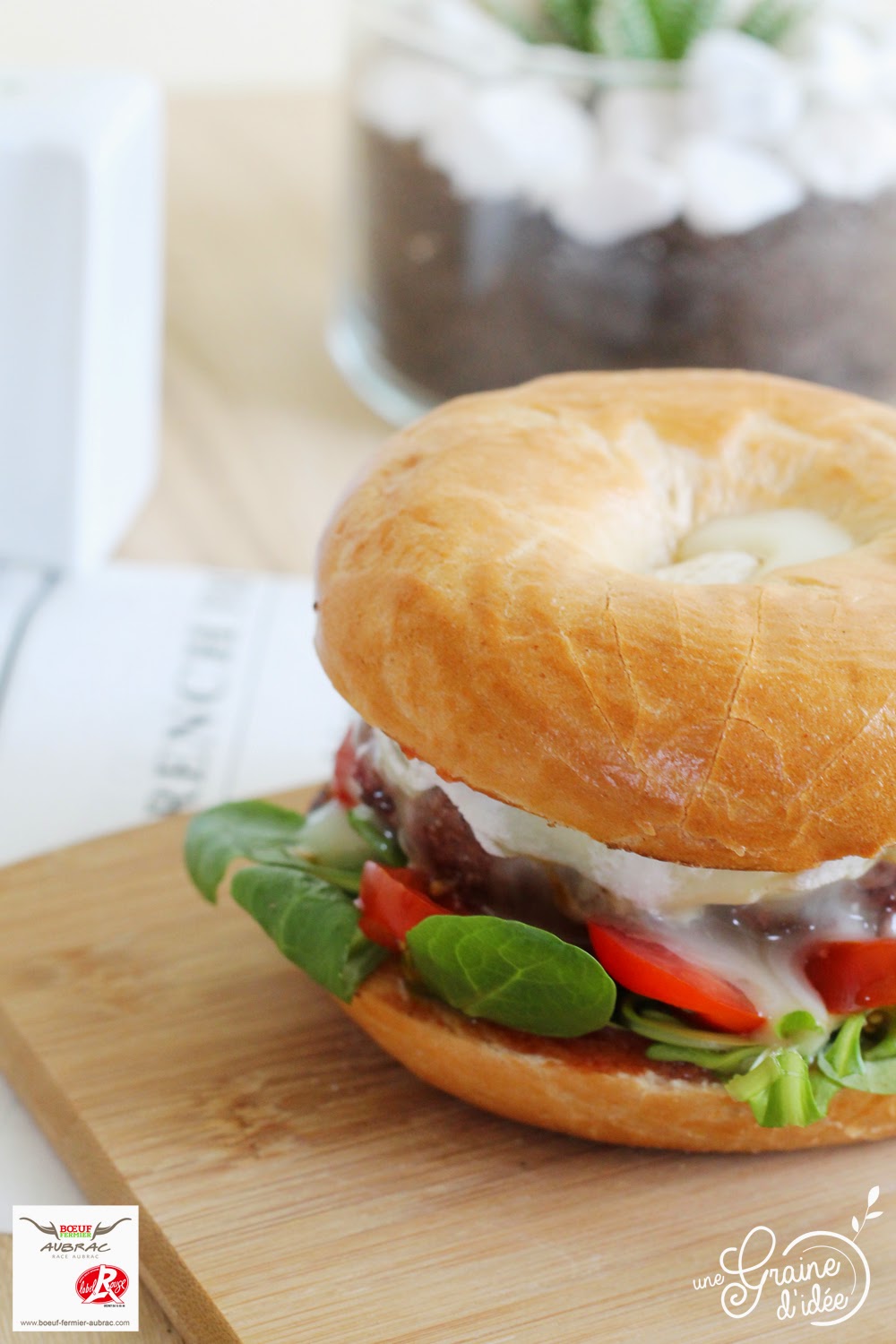 Bagel Burger au Steak Haché Maison de Boeuf Fermier Aubrac et Rocamadour - Une Graine d'Idée