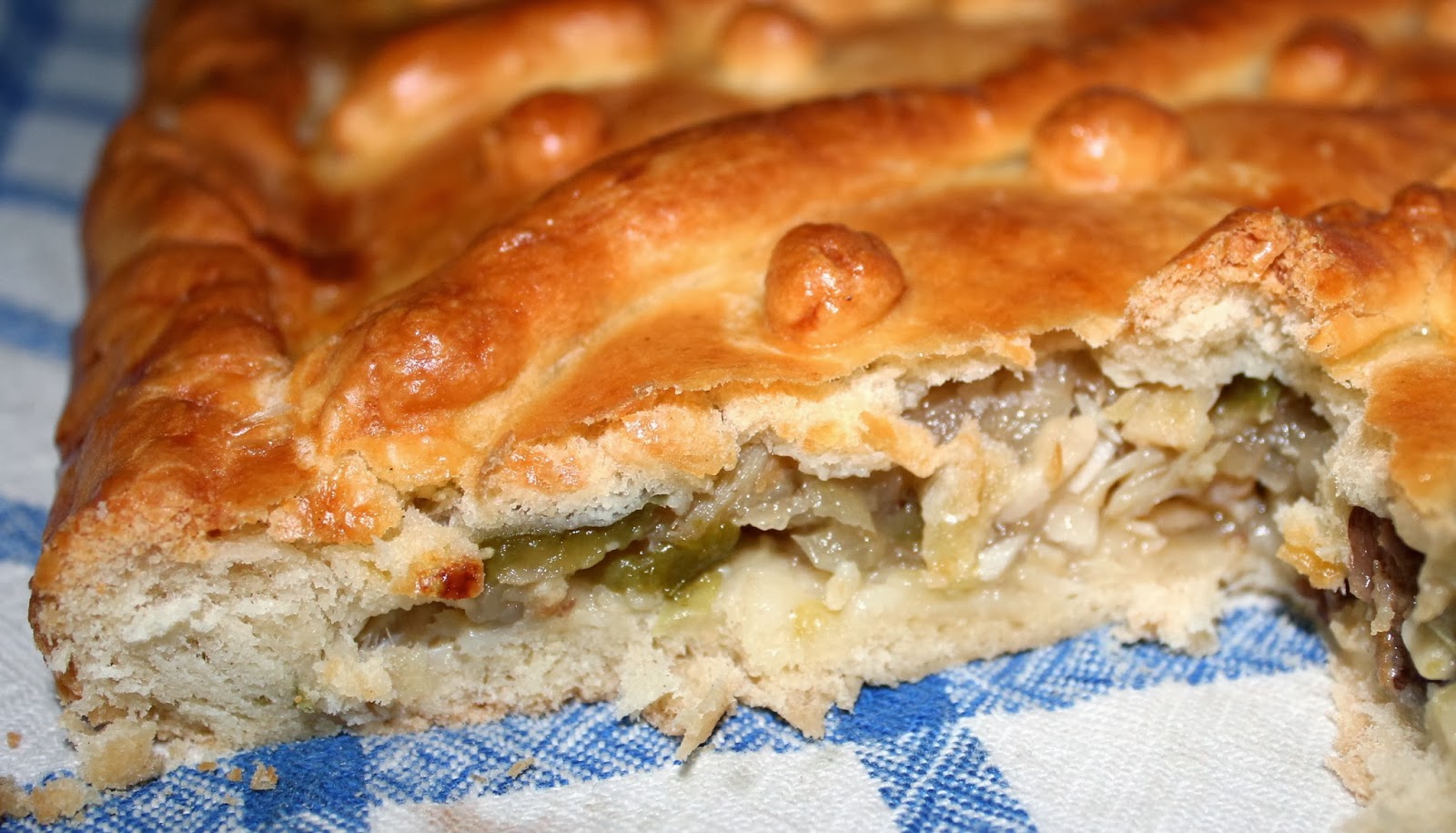 Cocinar es vivir y Bordar también Empanada de bacalo, pimiento verde y